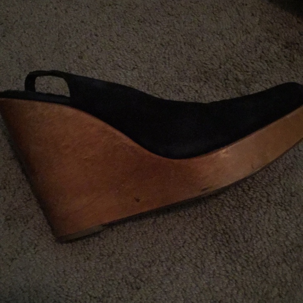 Black suede feel size 9 wedges. Bag#47